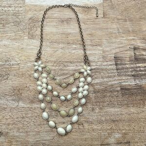 Off white/gold color necklace